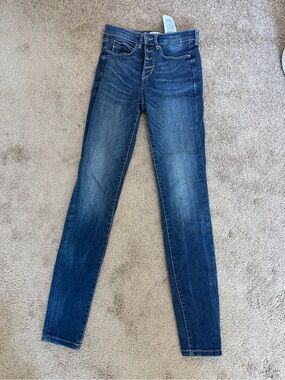GUESS 1981 size 26 High-Rise Dark Blue Women’s Skinny Jeans